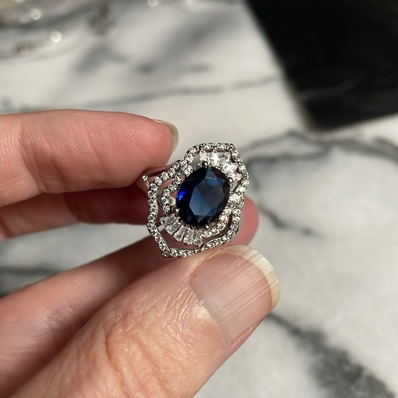 Elegant Sapphire and Silver Ring - Picture 10 of 17